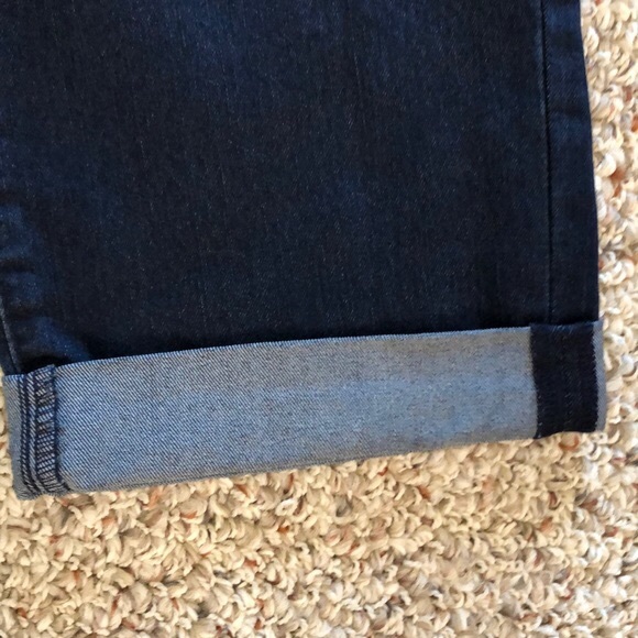 Jennifer Lopez Dark Wash Capri Jeans - Picture 5 of 6